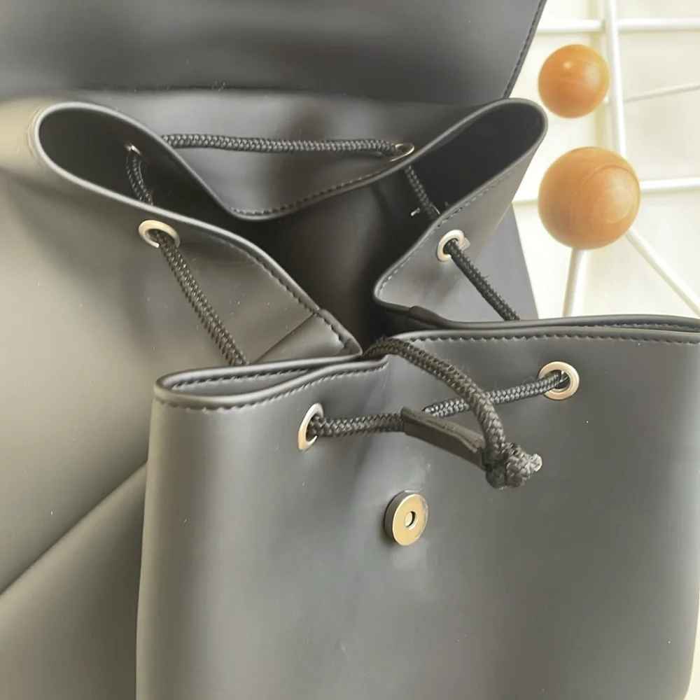 O Bag - Small Classic Backpack - Black - Picture 3 of 10